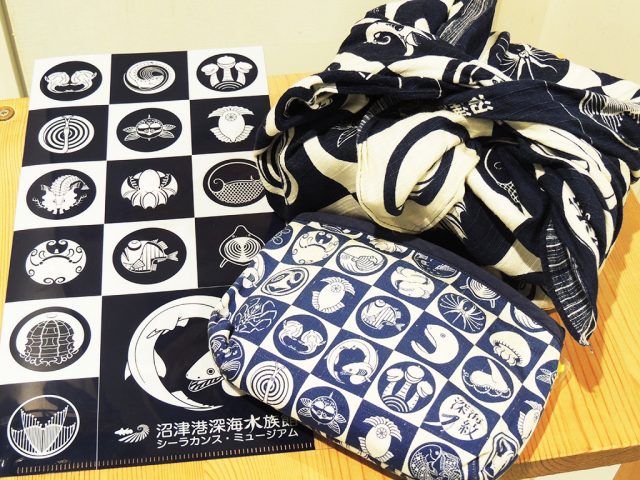 “深海ノ紋”デザインのお土産各種/沼津港深海水族館 シーラカンス・ミュージアム（静岡県／沼津市）