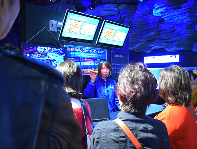 飼育員のここだけの話を聞く様子/沼津港深海水族館 シーラカンス・ミュージアム（静岡県／沼津市）