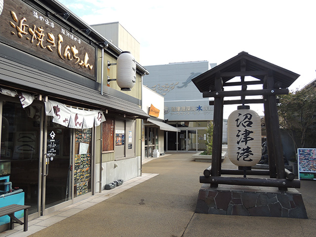 “沼津港”と書かれた大きな提灯/港八十三番地(静岡県/沼津市)