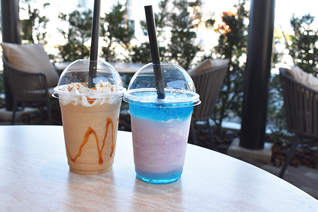 右:深海スムージー、左:キャラメルスムージー/LOCO MARINO COFFEE(静岡県/沼津市)