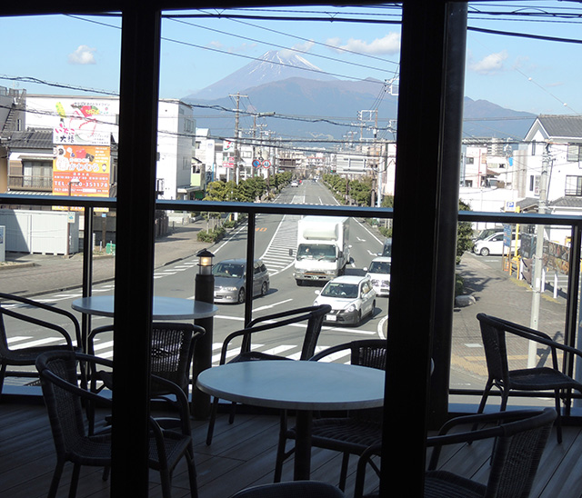 2階テラス席から見える富士山/LOCO MARINO COFFEE(静岡県/沼津市)