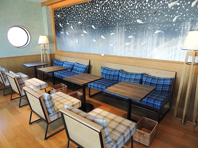 2階のソファー席/LOCO MARINO COFFEE(静岡県/沼津市)