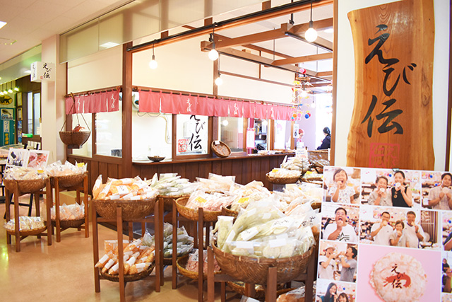 店頭に並ぶえびせんべい/沼津みなと新鮮館(静岡県/沼津市)