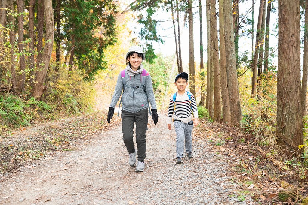 登山を楽しむ親子