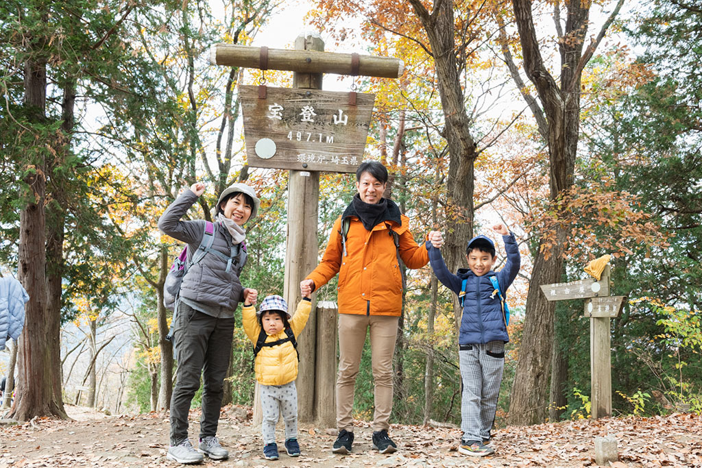 登山を楽しむ親子