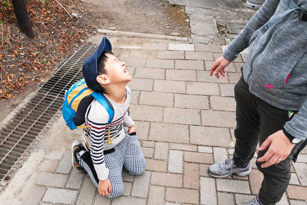 登山中に疲れてしまった子ども