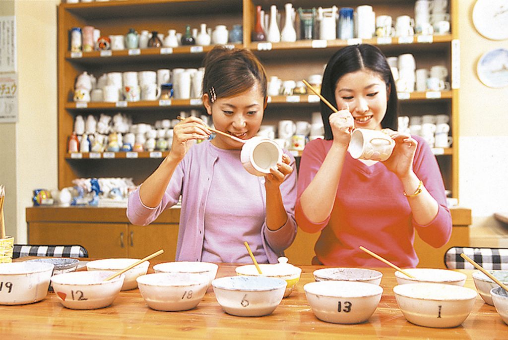 カップや器に絵付けできる「らくやきコーナー」/箱根園(神奈川県/箱根町)