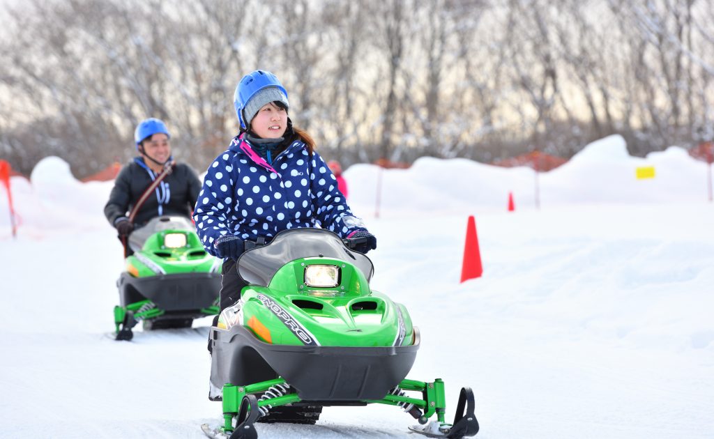 新千歳空港近くで雪遊び、スノーモービルや乗馬もある「ノース・スノー