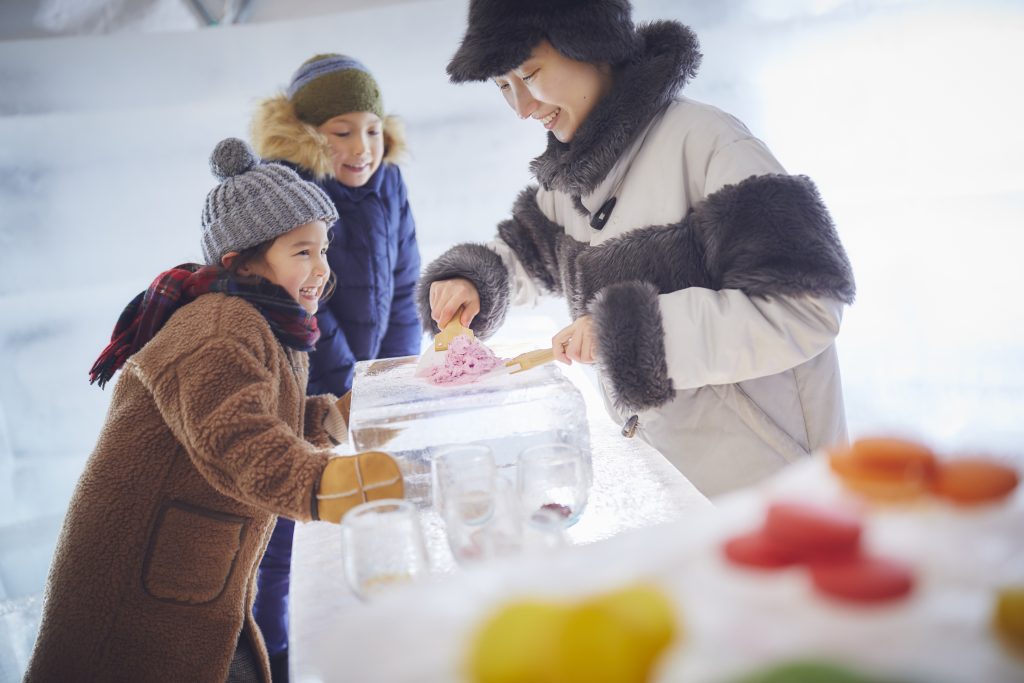氷の板の上で作るジェラート「アイスヴィレッジ」/星野リゾート トマム(北海道/占冠村)