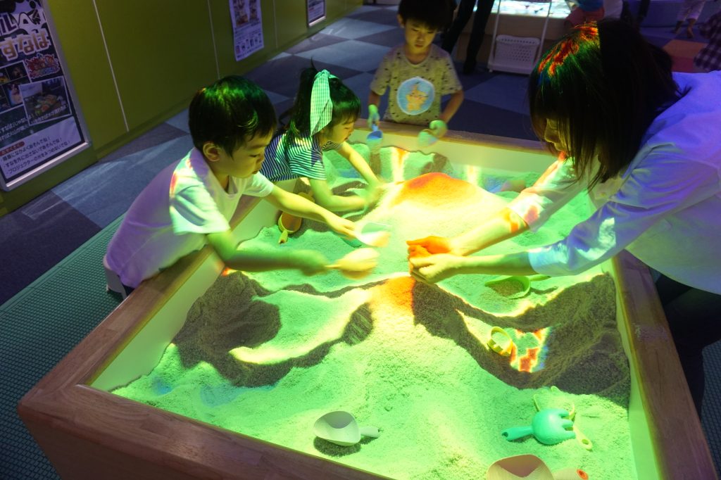 山を作ると火山が噴火/ファンタジーキッズリゾート」(東京都/武蔵村山市)