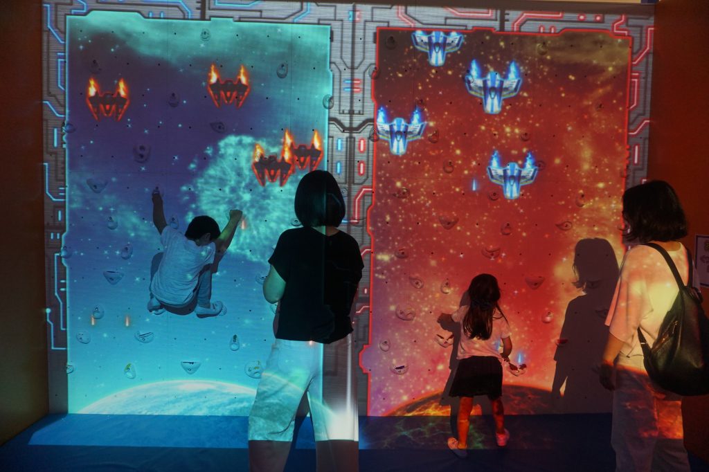 友達と対戦「デジタルクライミング」/ファンタジーキッズリゾート(東京都/武蔵村山市)