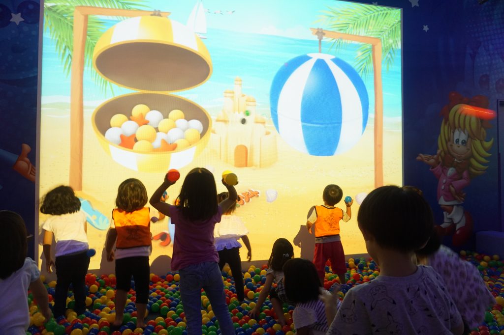 壁にボールを当て映像の変化を楽しむ/ファンタジーキッズリゾート(東京都/武蔵村山市)