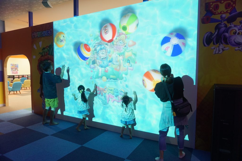 壁にさわると映像が変わる/ファンタジーキッズリゾート(東京都/武蔵村山市)