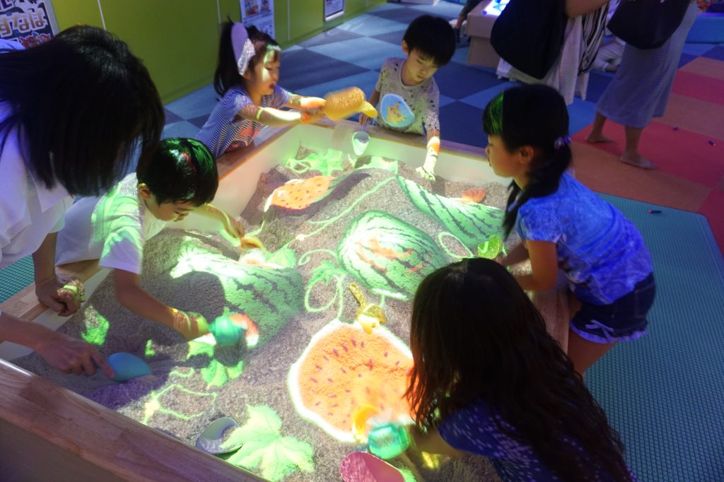 砂を掘ると川が出現したり、山を作ると火山が噴火したりと、思わず夢中になってしまう「デジタルすなば」