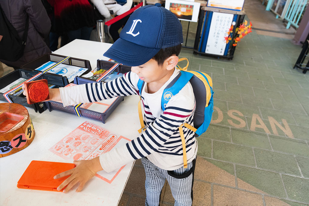 スタンプラリーをする子ども/宝登山(埼玉県/秩父郡)