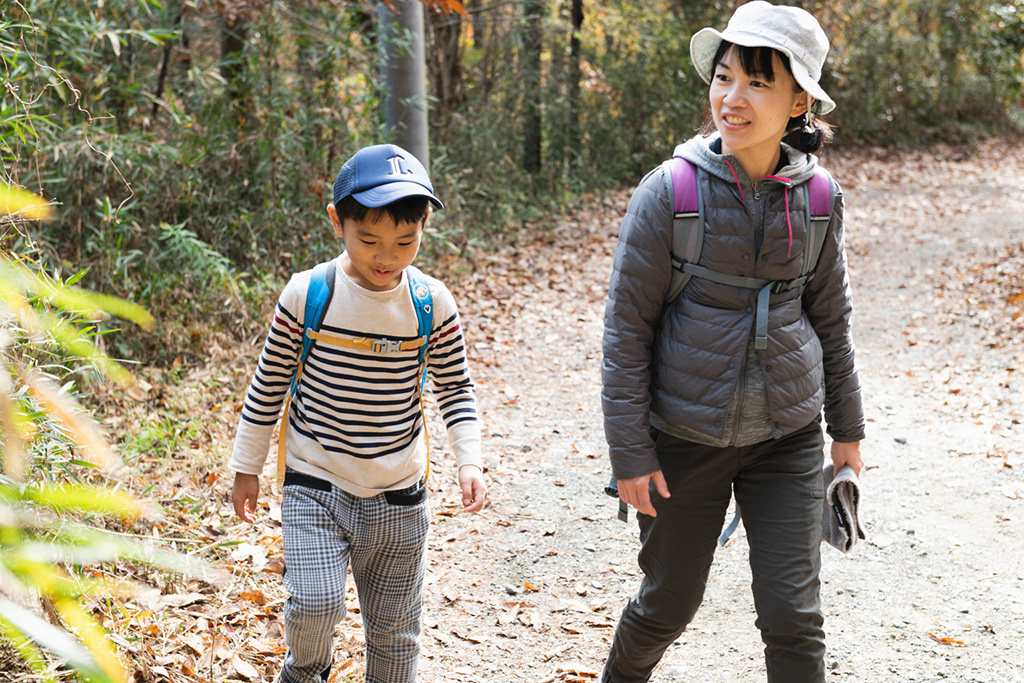 登山を楽しむ親子/宝登山(埼玉県/秩父郡)