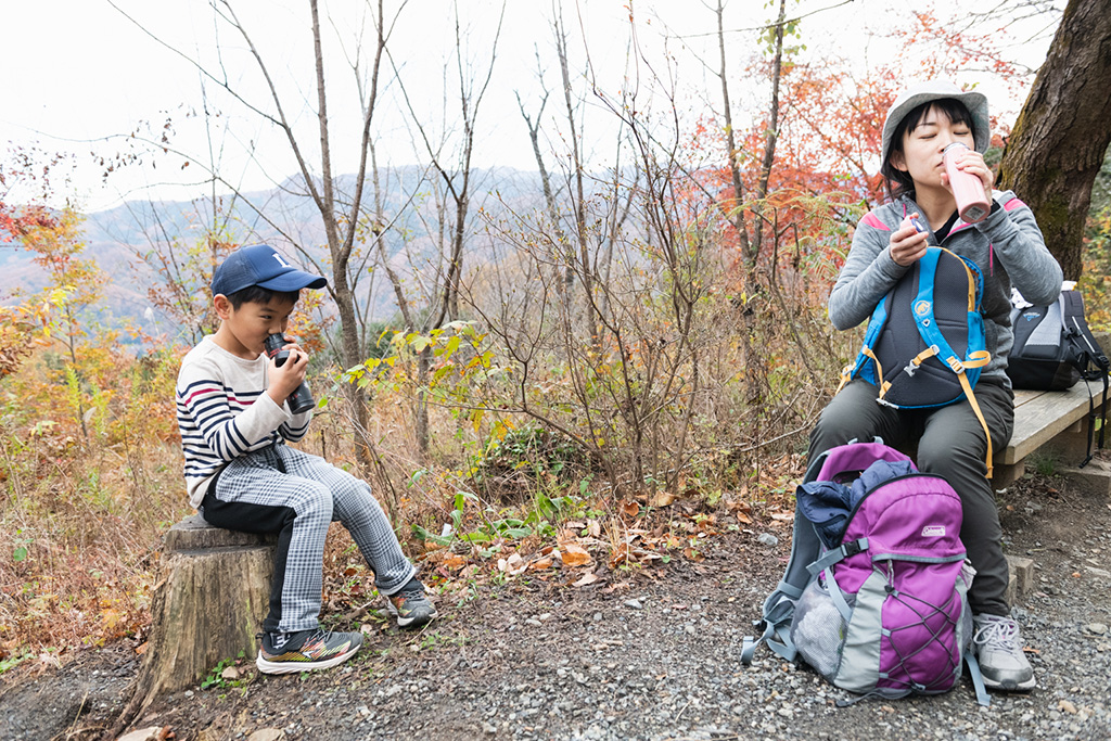 一休憩する親子/宝登山(埼玉県/秩父郡)