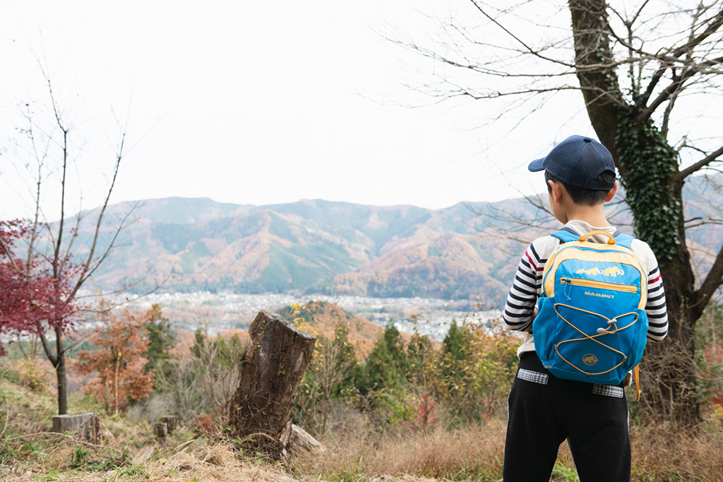 絶景を眺める子ども/宝登山(埼玉県/秩父郡)