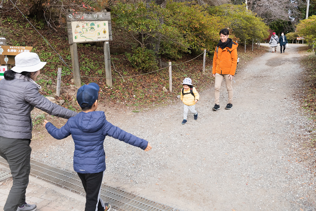 登山を楽しむ親子/宝登山(埼玉県/秩父郡)