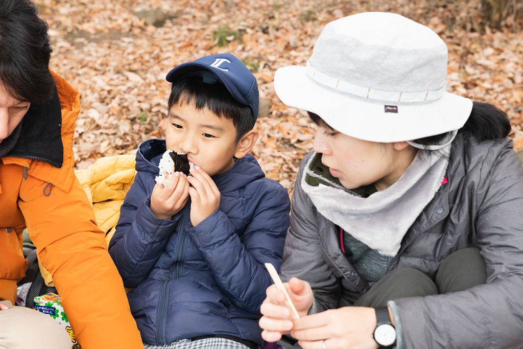 お弁当を食べる親子/宝登山(埼玉県/秩父郡)