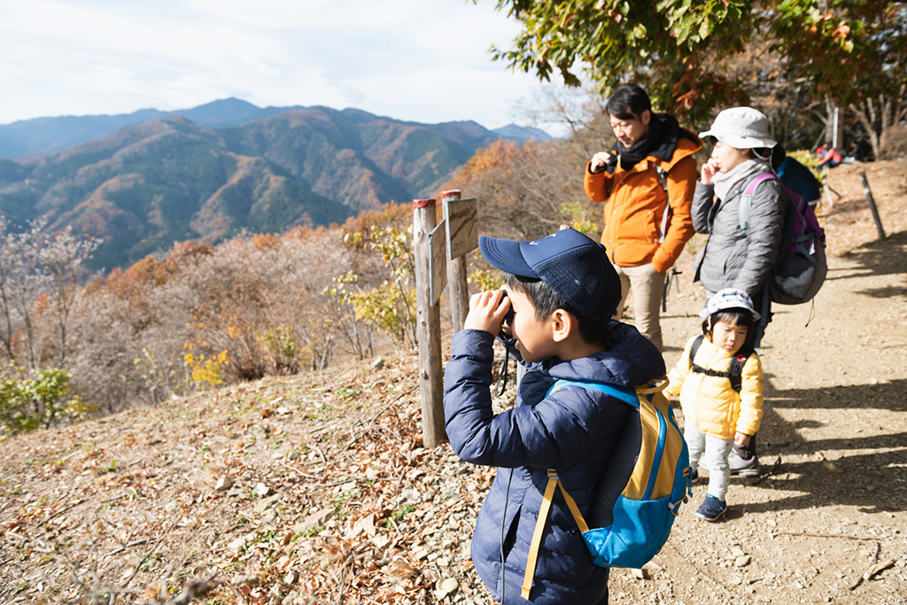 絶景を眺める親子/宝登山(埼玉県/秩父郡)