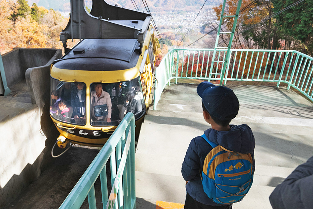 ロープウェイを待つ子ども/宝登山(埼玉県/秩父郡)