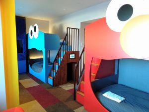 ユニバーサル・スタジオ・ジャパンに新ホテル誕生！スヌーピー・セサミストリート™のコラボルームに大喜び!!【キャラクタールーム】