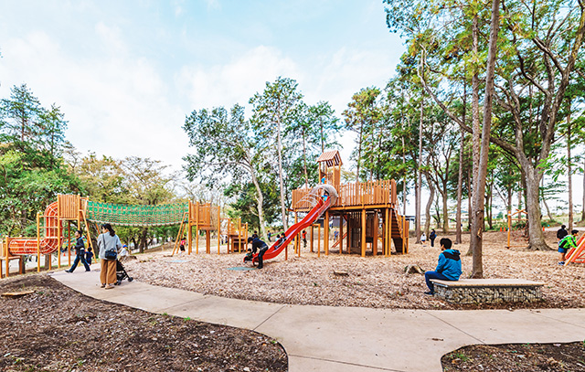 「鶴間公園」の「森のあそびば」（東京都/町田市）
