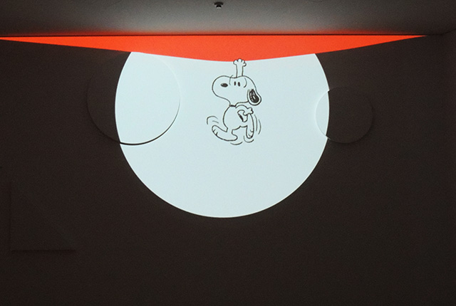マルチ・スクリーンを動き回るスヌーピー/スヌーピーミュージアム（東京都/町田市）