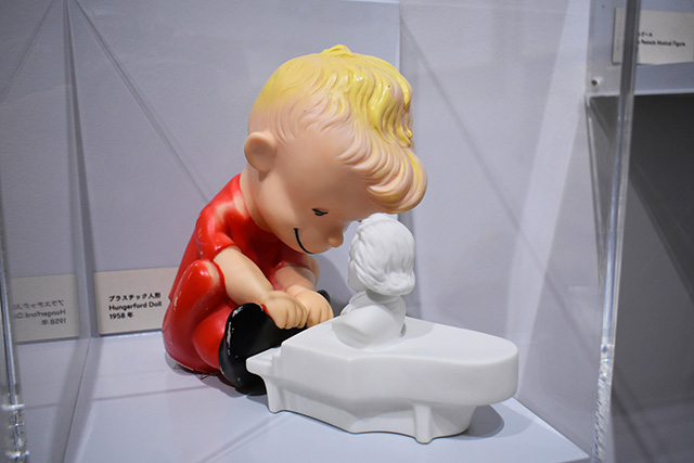 おもちゃのピアノを弾くシュローダー/スヌーピーミュージアム（東京都/町田市）