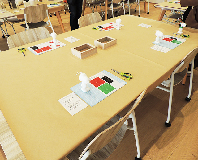 「ワークショップルーム」のテーブルの様子/スヌーピーミュージアム（東京都/町田市）