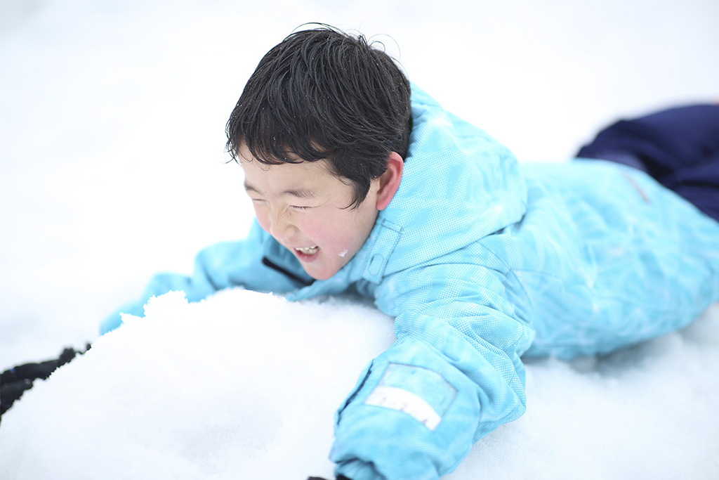 雪遊びをする子ども