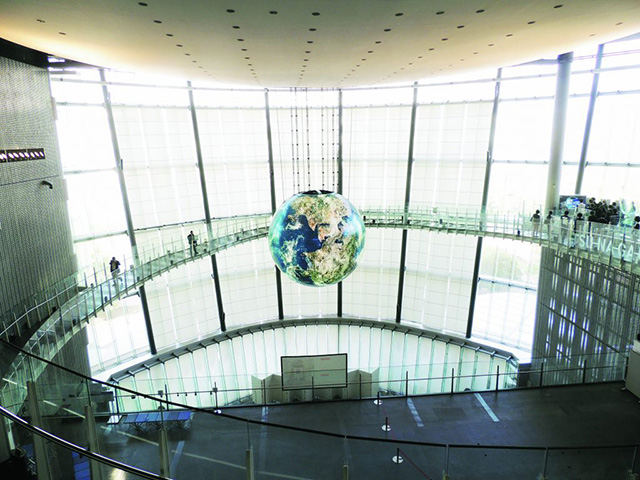 日本科学未来館のシンボルGeo-Cosmos(ジオ・コスモス)（東京都／江東区）