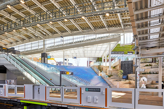 「南町田グランベリーパーク駅」の構内/南町田グランベリーパーク(東京都/町田市)