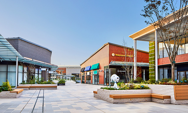 直結した駅の改札を出たあたりの風景/南町田グランベリーパーク(東京都/町田市)