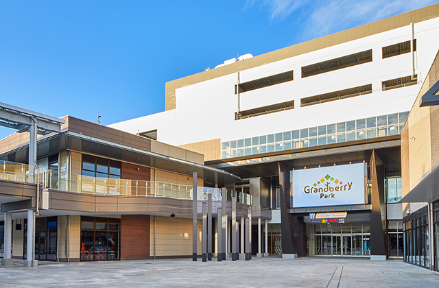 右の建物が「ワンダーシアター」で、手前の広場が「シアタープラザ」/南町田グランベリーパーク(東京都/町田市)