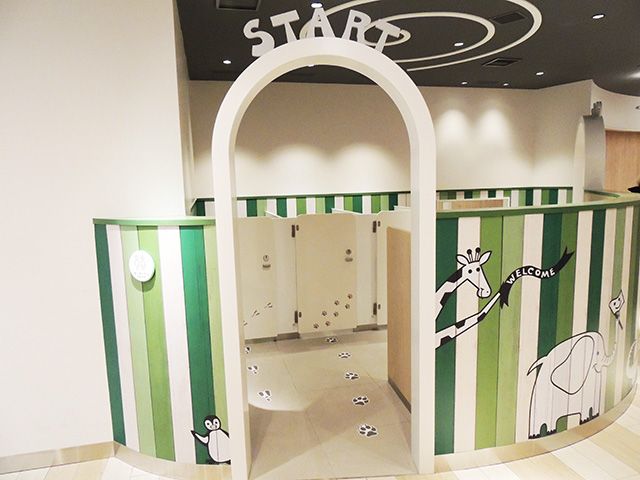 キッズトイレ入口から個室までを動物の足
跡で/南町田グランベリーパーク(東京都/町田市)