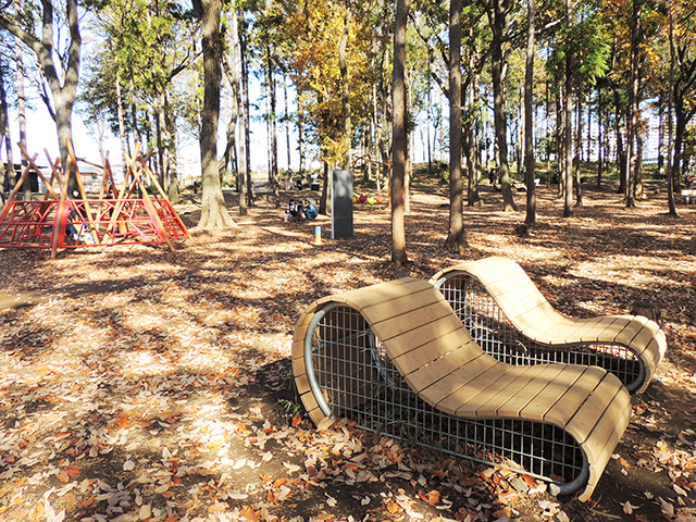 森の中の遊具や木の椅子など/南町田グランベリーパーク(東京都/町田市)