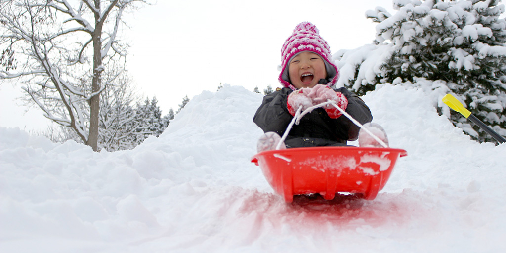 そり遊びをする子ども