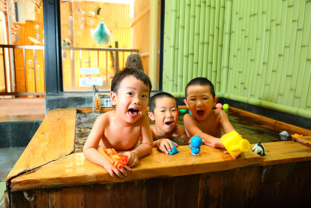 家族風呂に入る子ども達/旅館 初音荘（佐賀県/嬉野市）