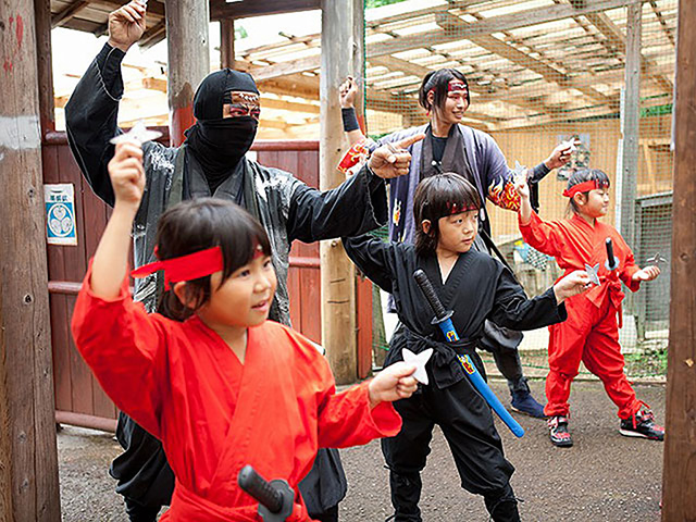 裏剣投げをする子ども/肥前夢街道（佐賀県/嬉野市）