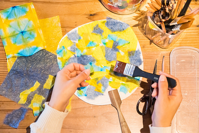 紙すき体験の様子/名尾手すき和紙（佐賀県/佐賀市）