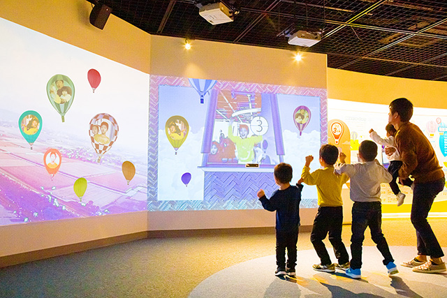 体感コーナーで遊ぶ親子/佐賀バルーンミュージアム（佐賀県／佐賀市）