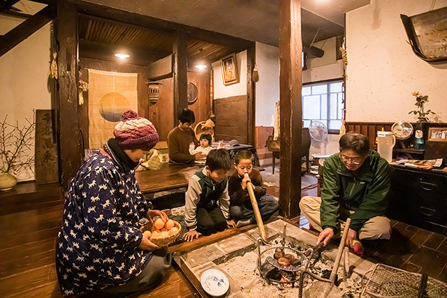 囲炉裏のある居間/農家民宿 具座（佐賀県／佐賀市）