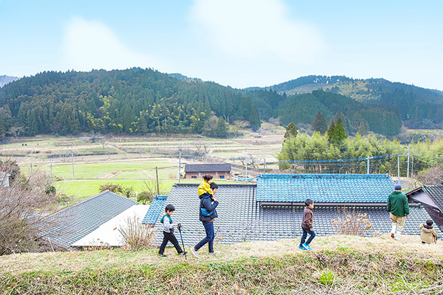 裏山探検に行く家族/農家民宿 具座（佐賀県／佐賀市）