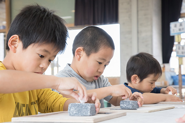 勾玉を作る子ども達/吉野ヶ里歴史公園（佐賀県／吉野ヶ里町）