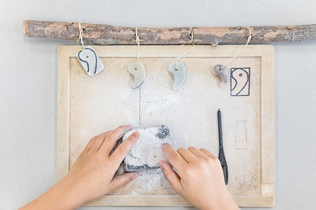 勾玉を作る様子/吉野ヶ里歴史公園（佐賀県／吉野ヶ里町）