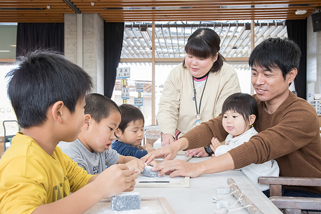 勾玉を作る子ども達/吉野ヶ里歴史公園（佐賀県／吉野ヶ里町）