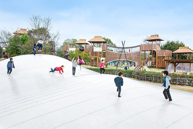 古代の原ゾーンの大型遊具で遊ぶ子ども/吉野ヶ里歴史公園（佐賀県／吉野ヶ里町）