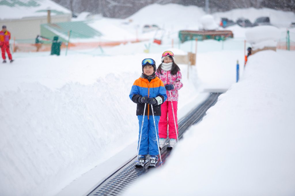 初心者レッスンゾーンのスノーエスカレーター/富良野スキー場(北海道/富良野市)